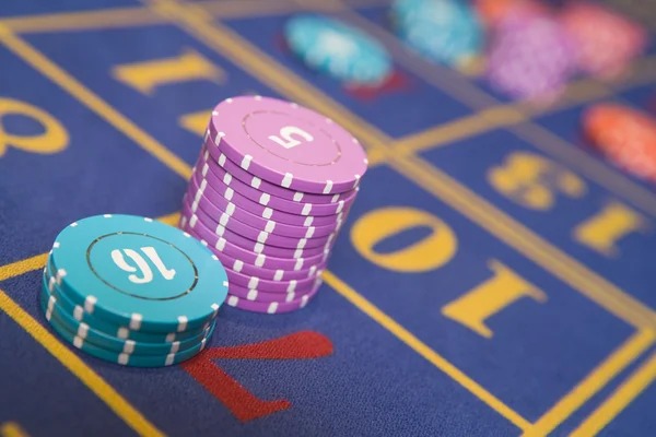 futbolcanli24 live-dealer roulette table on mobile screen showing multilingual dealer interface